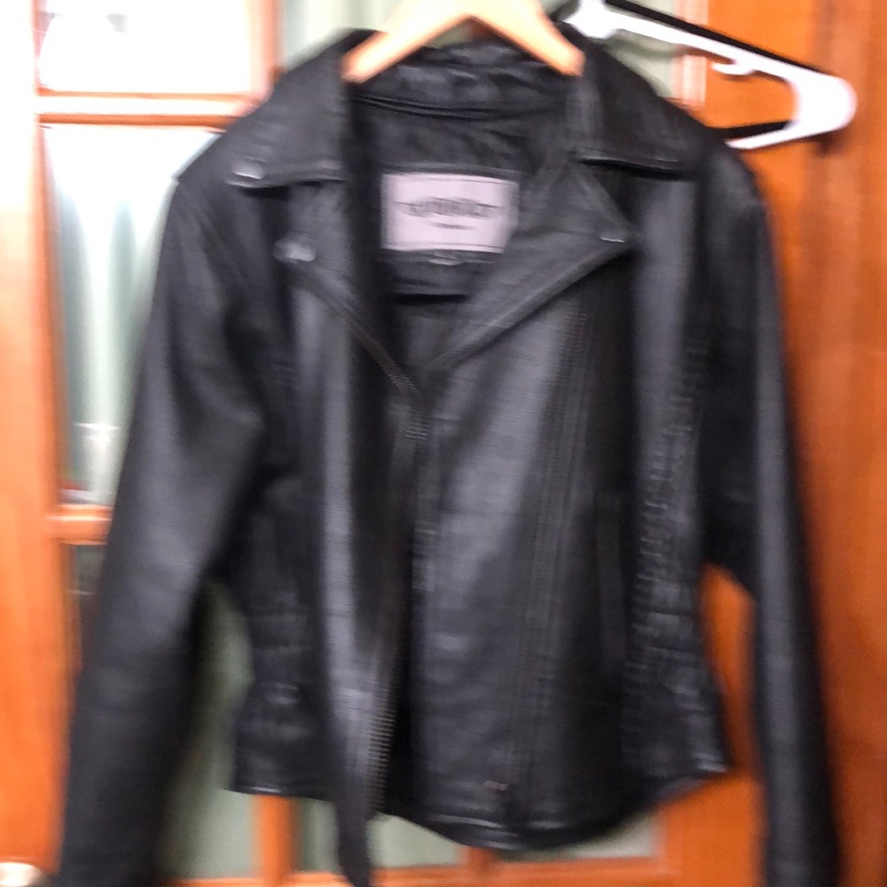 Ladies leather waist length cost excellent condition,